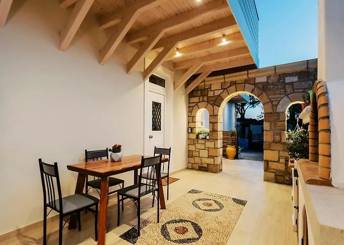 펜션 Myrovolos Luxury Eneida's House 이알리소스
