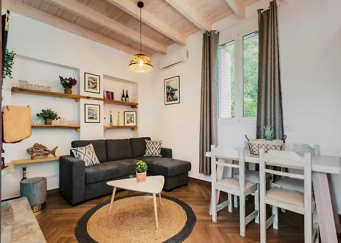 Myrovolos Luxury Eneida's House 이알리소스